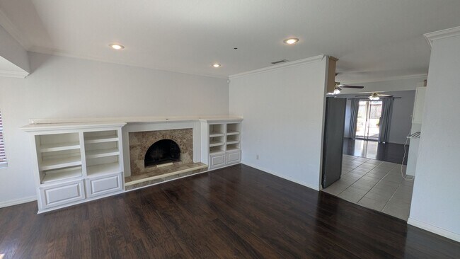 Building Photo - Excellent Location in Mira Mesa!