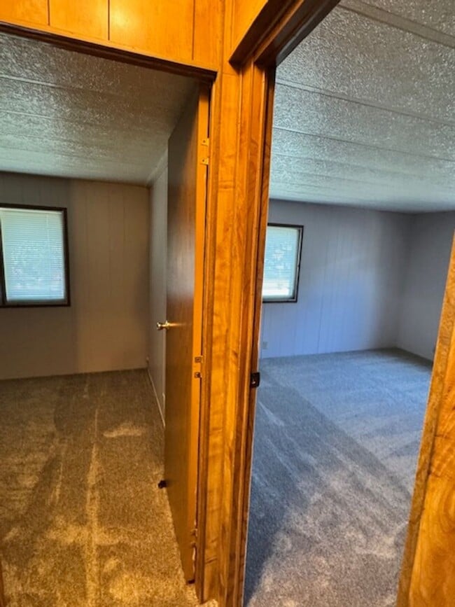 Building Photo - RARE FIND AVAILABLE NOW HOME IN ROGUE RIVER