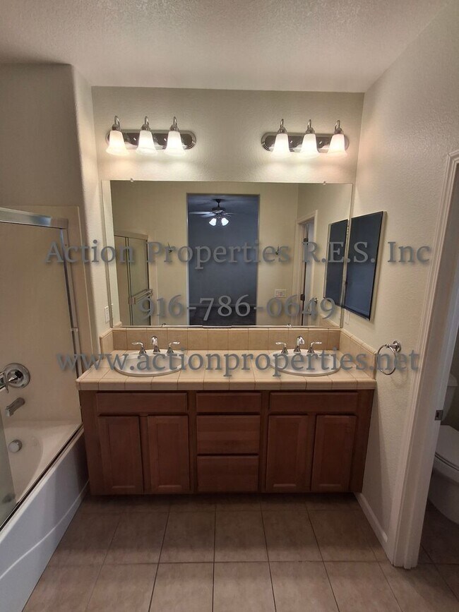 Building Photo - Stunning Townhome.  - 2 Stories - 3 Bed, 2.5 Bath, 2 Car Garage - Nearby Trails!