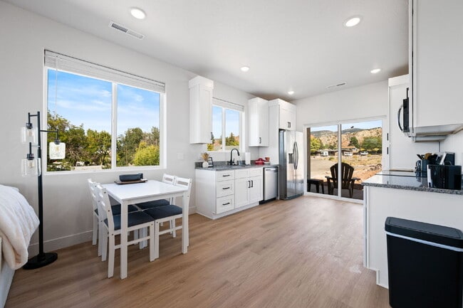 Building Photo - "Spacious & Stylish 3-Bedroom 2 bath Furnished Haven in Cedar City – Your Perfect Home Awaits!"