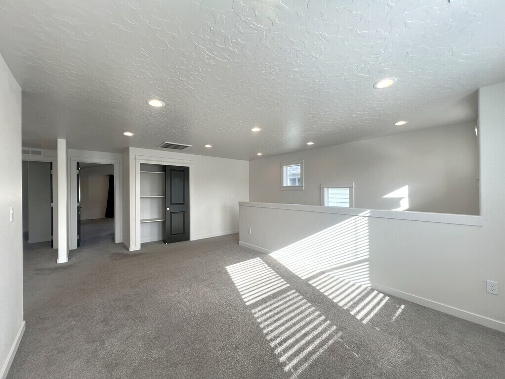 Building Photo - 3315 S Cabin Creek Way
