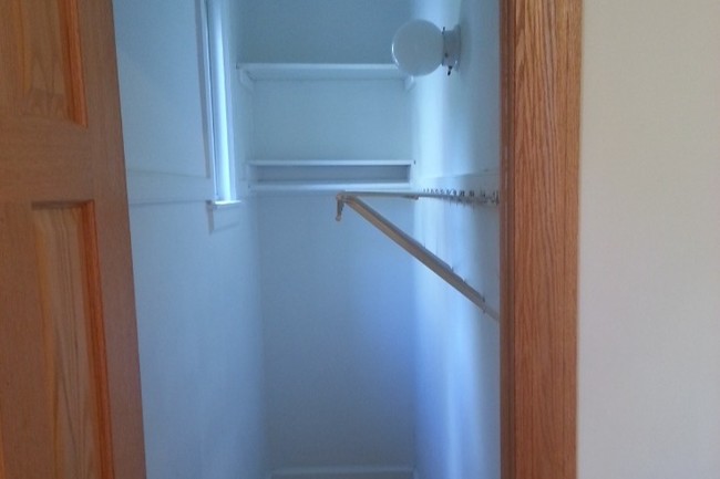 Walk-In Closet - 3626 N Leavitt St