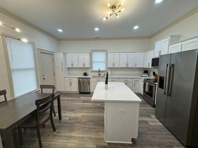 Building Photo - Fully Renovated Home just minutes from Downtown Rock Hill