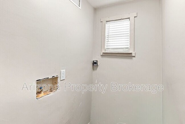 Building Photo - 3302 W Solano Dr S
