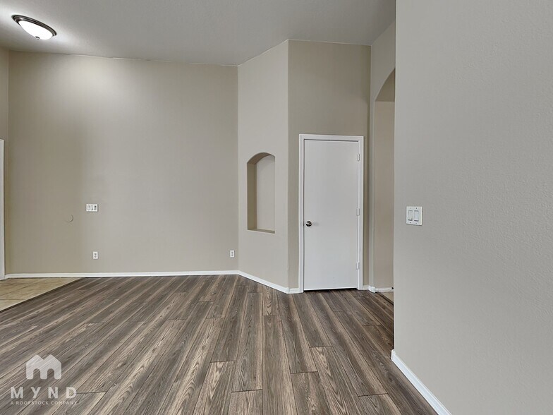 Building Photo - 1034 E Saddle Way