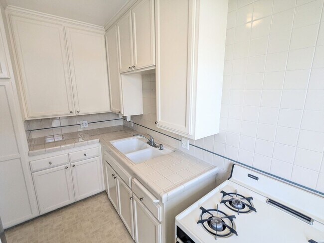Building Photo - 5671 S San Vicente Blvd