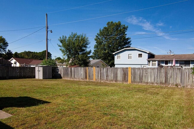 Building Photo - 2000 Lessel Dr