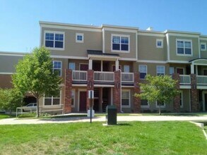 Building Photo - Renovated 2 Bedroom 2.5 Bathroom Condo in ...