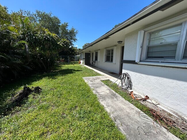 Building Photo - 6140 SW 41st Ct