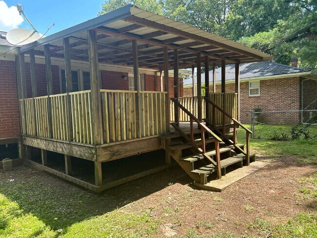 Building Photo - 3 Bedroom, 2 Bath Home!