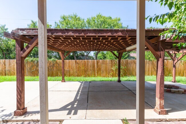 Building Photo - 3310 Silver Oaks Dr
