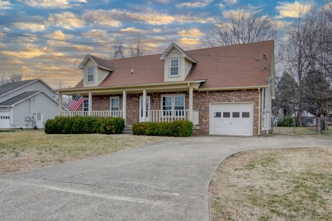 Building Photo - Fresh and Clean 4 bed Near Ft Campbell and...