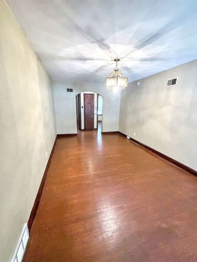 Building Photo - Adorable 2-Bedroom Home with Great Space /...