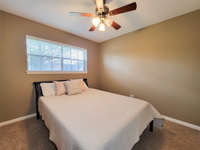 Building Photo - 2115 Forest Oaks Dr