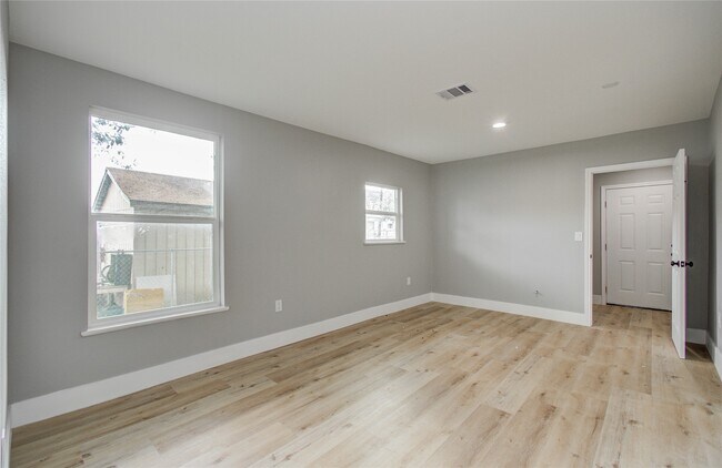 Building Photo - 114 S Iowa St