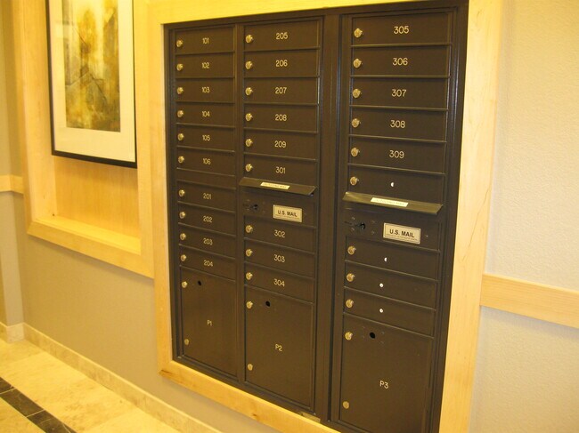 Building Photo - 303 Inverness Way S