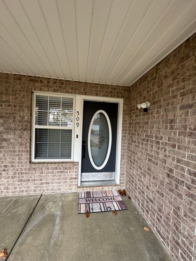 Building Photo - Immaculate home in Gentry close to schools