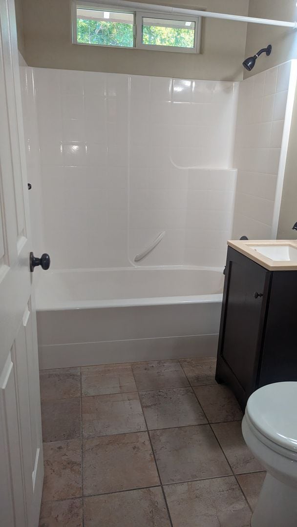 Building Photo - Spacious 3 Bedroom 2 Bath