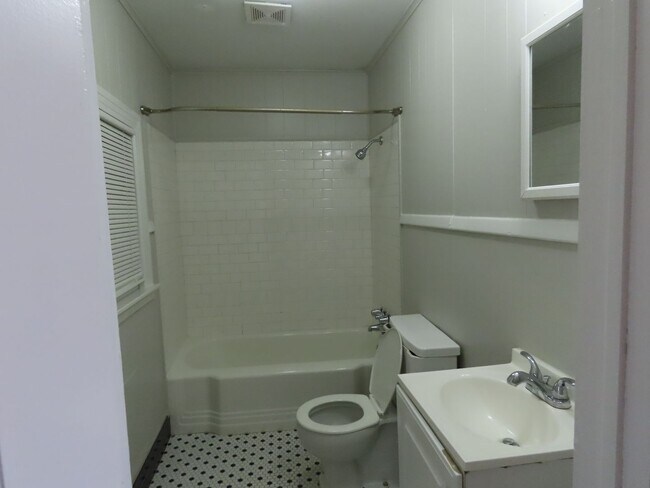 Building Photo - Newly Renovated, Spacious 3 Bedroom, 2 Bat...