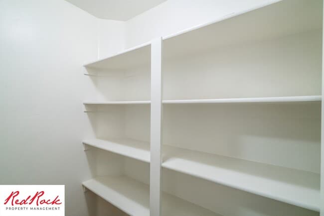 Building Photo - End Unit, DOG-FRIENDLY 3 Bedroom Townhome ...