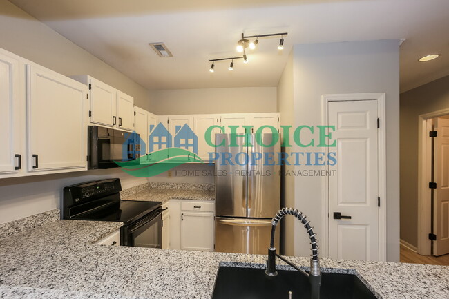 Building Photo - This cute as pie ground-floor condo is tuc...