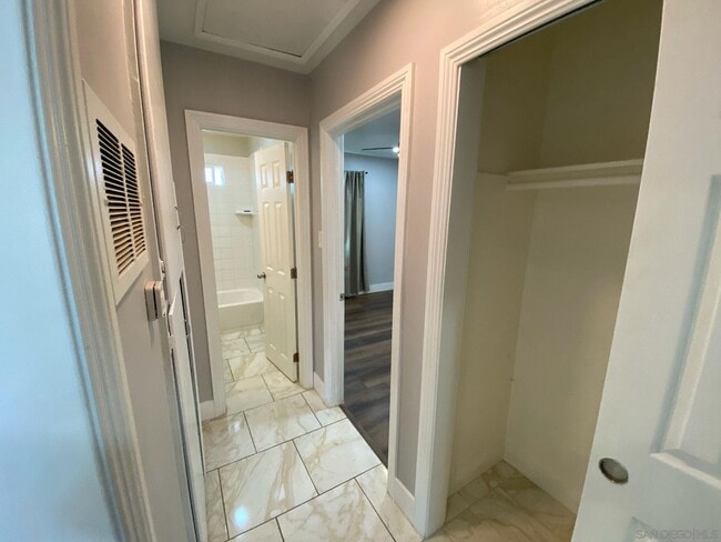 Building Photo - 4384 Clairemont Dr