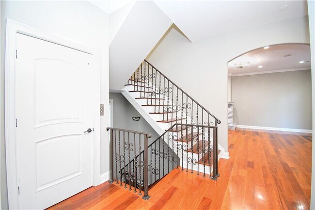 Building Photo - 4 Prichard Way NE