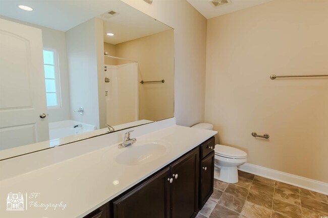 Building Photo - 246 Macarthur Dr