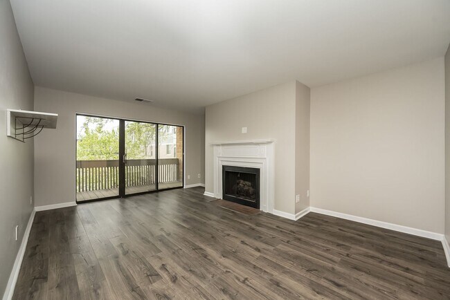 Building Photo - Two Bedroom, 2 Bath Creve Coeur Condo