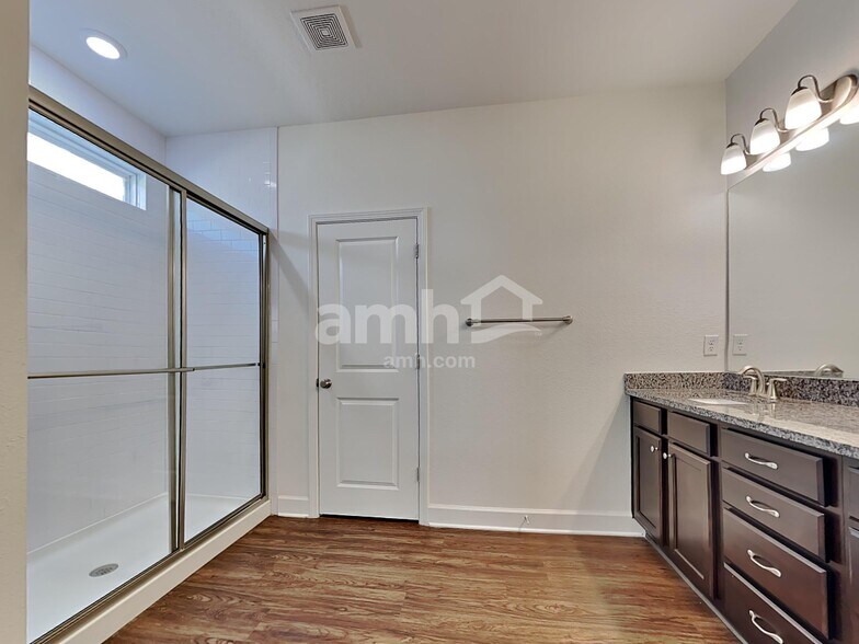 Building Photo - 450 Sandstone Dr