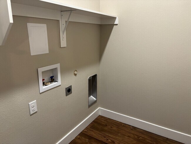 Building Photo - 2/2 Townhomes in Great Sherman Location! FREE MONTH Plus Three Discounted Months!