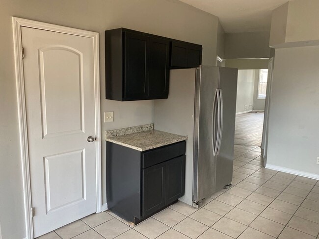 Building Photo - 4 bed -room house