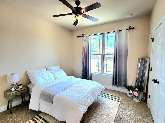 Building Photo - Discover Fine Living in this Captivating 3 Bed/2 Bath Home!