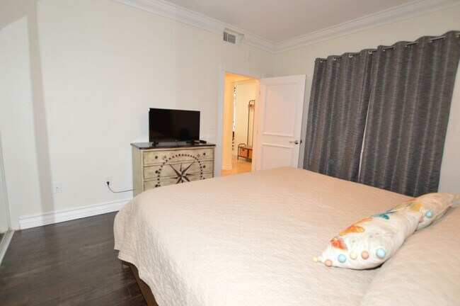 Building Photo - Beautiful and Bright Furnished, 1 Bd / 1 Ba  Condo w/ Pool View