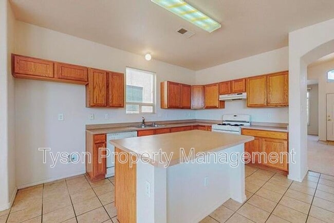 Building Photo - 2420 Falesco Dr SE