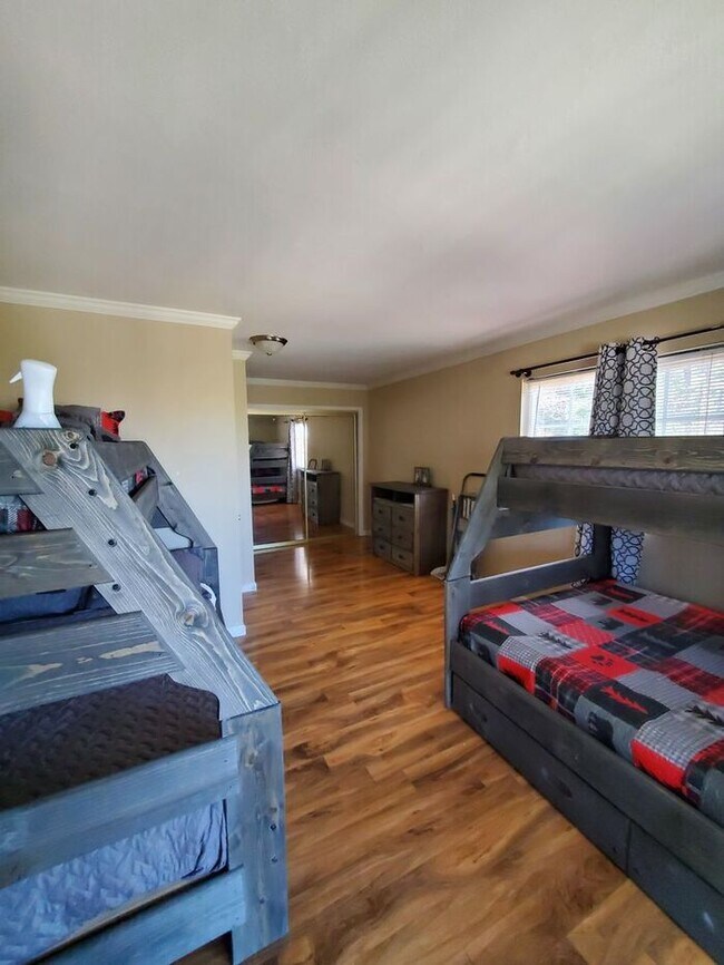 Building Photo - 3 bedroom/ 3 bath. Fully furnished ready f...
