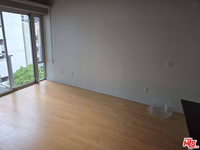 Building Photo - 645 W 9th St