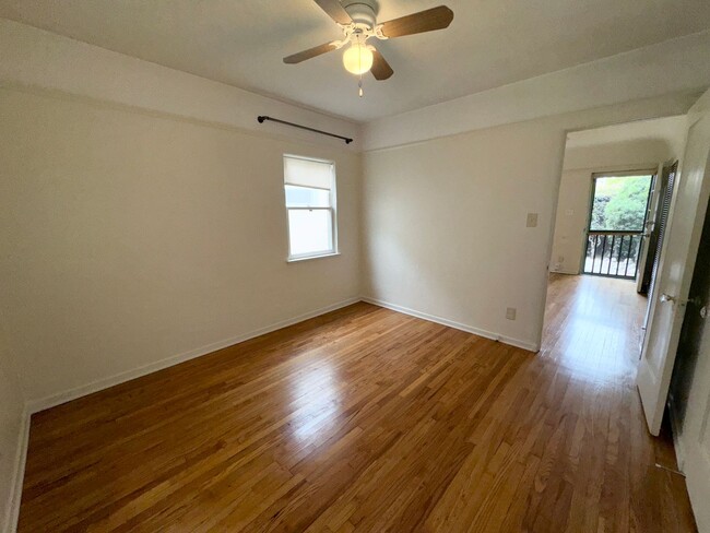 Building Photo - Charming 1-Bedroom Garden Cottage w/Garage...
