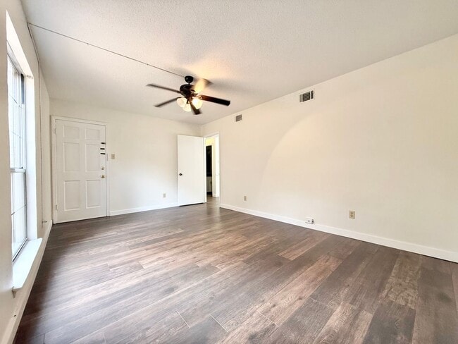 Building Photo - 1906 Brownwood Rd