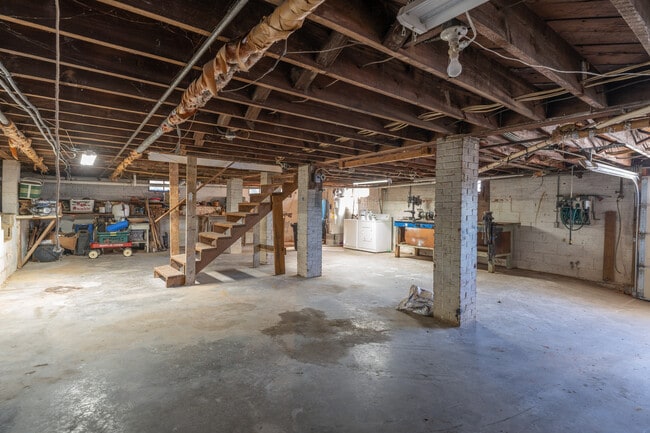 Building Photo - 443 Selica Rd