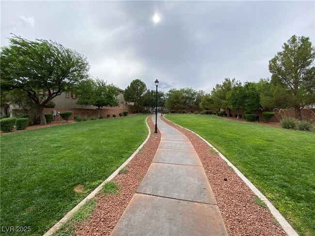 Building Photo - 10436 Yew Blossom Ave