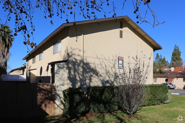 Building Photo - Spacious Remodeled Apartments With parking...