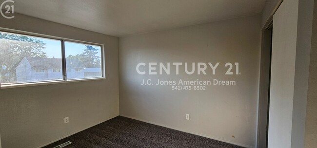 Building Photo - 2 Bed, 1.5 Bath Town Home North Medford
