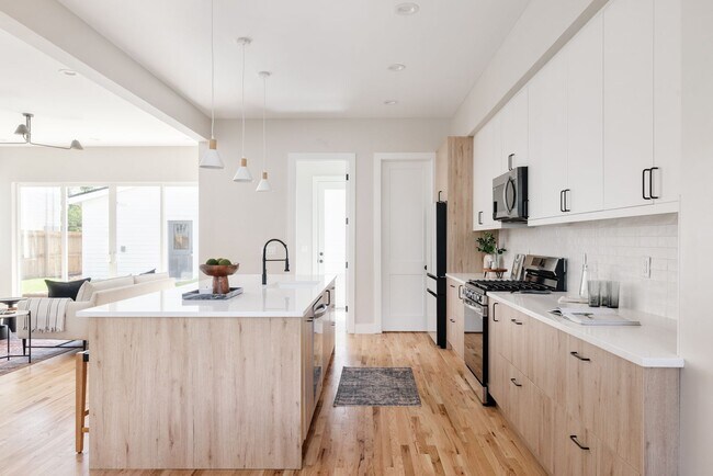 Building Photo - LUX 4BD, 3BA Home with 2-Car Garage and Backyard