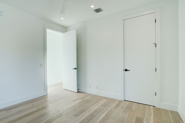 Building Photo - Spacious 3-Bedroom, 2.5-Bath Contemporary ...
