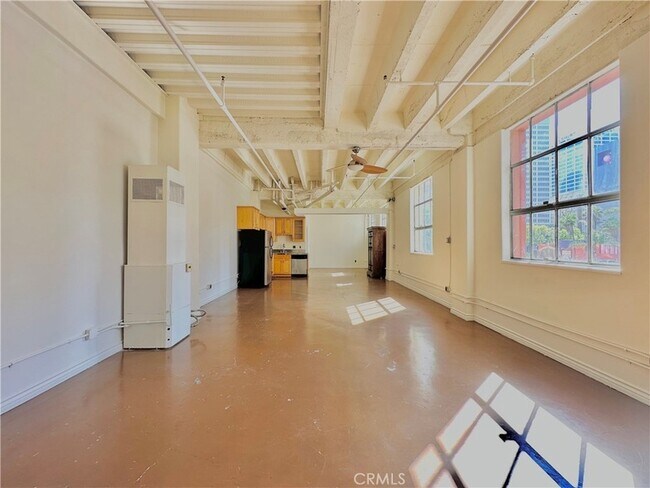 Building Photo - 312 W 5th St