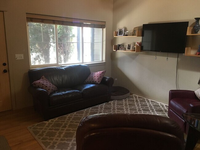 Building Photo - NW 3x2 townhome with primary bedroom on the main level