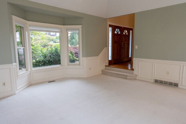 Building Photo - 3Bd/3Ba Bellevue House