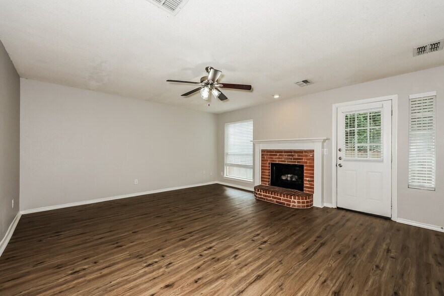 Building Photo - 3011 Renaissance Dr