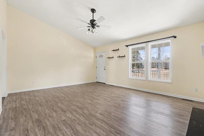 Building Photo - 386 Hill Rd